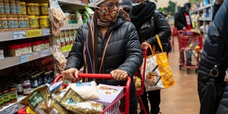 GettyImages-1289296350 shopping