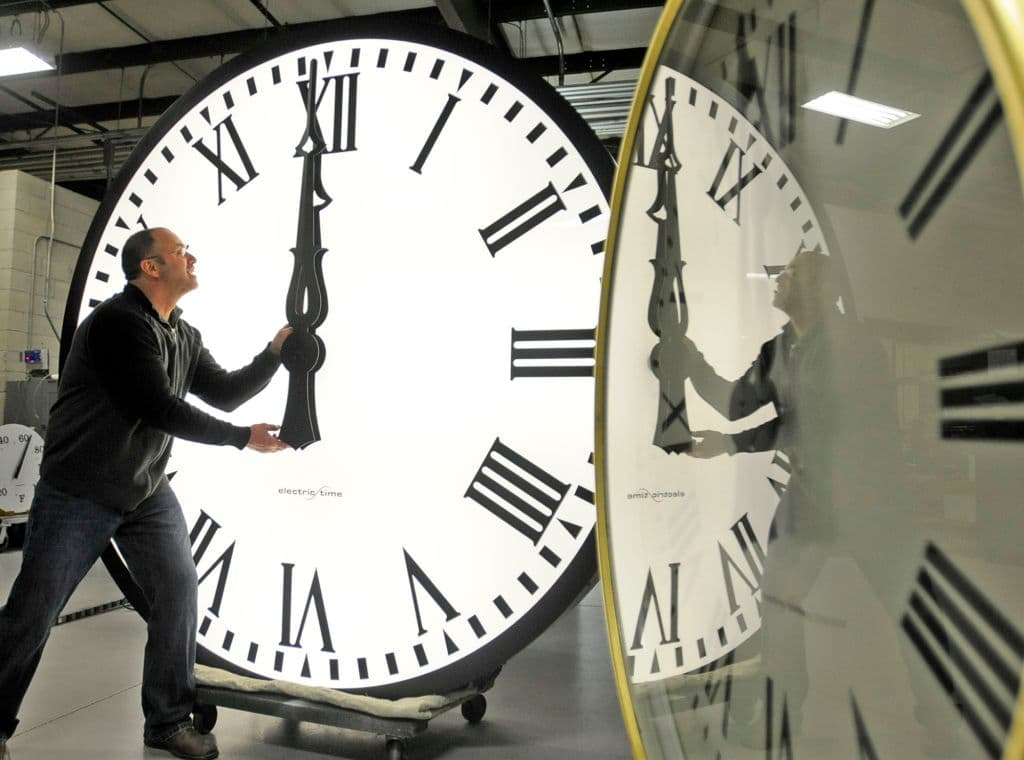 GettyImages-1372687120 Daylight Saving Clock