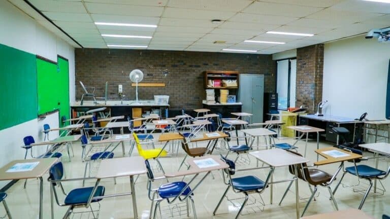GettyImages-1365927790-school-closures-768×432