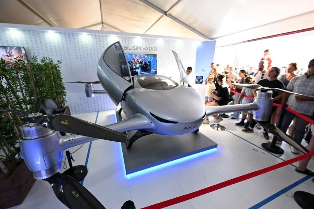 GettyImages-1700340544 aircar